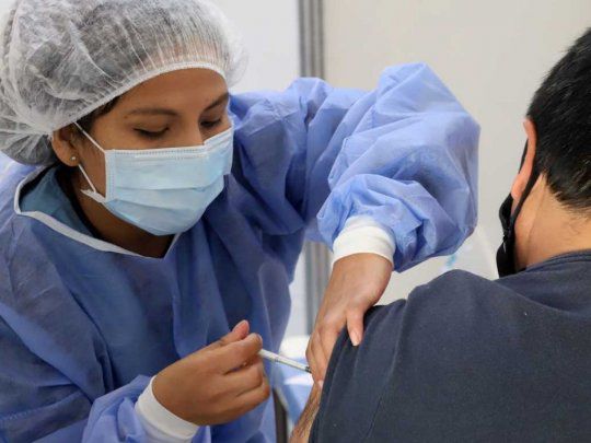 Dosis de refuerzo: inmunizados con J&J en el extranjero, serán vacunados con la Pfizer