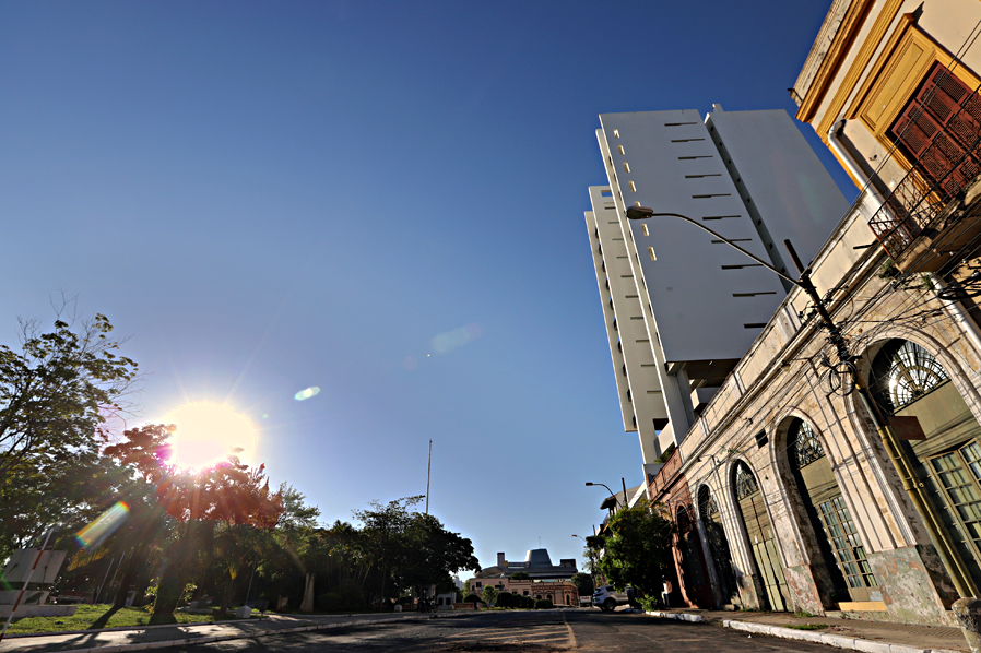 Meteorología anuncia día cálido con vientos del sur
