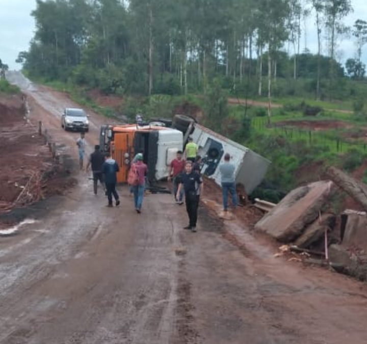 Vuelco de camión en puente alternativo en Tacuatí