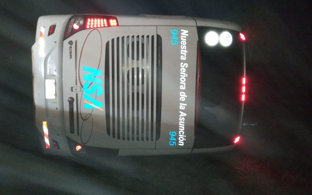 Tras vuelco de bus en Coronel Oviedo, pierden la vida dos personas