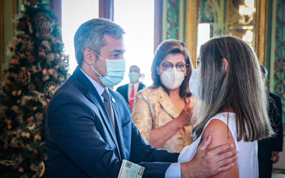 Susana Gertopán recibe Premio Nacional de Literatura de la mano de Abdo