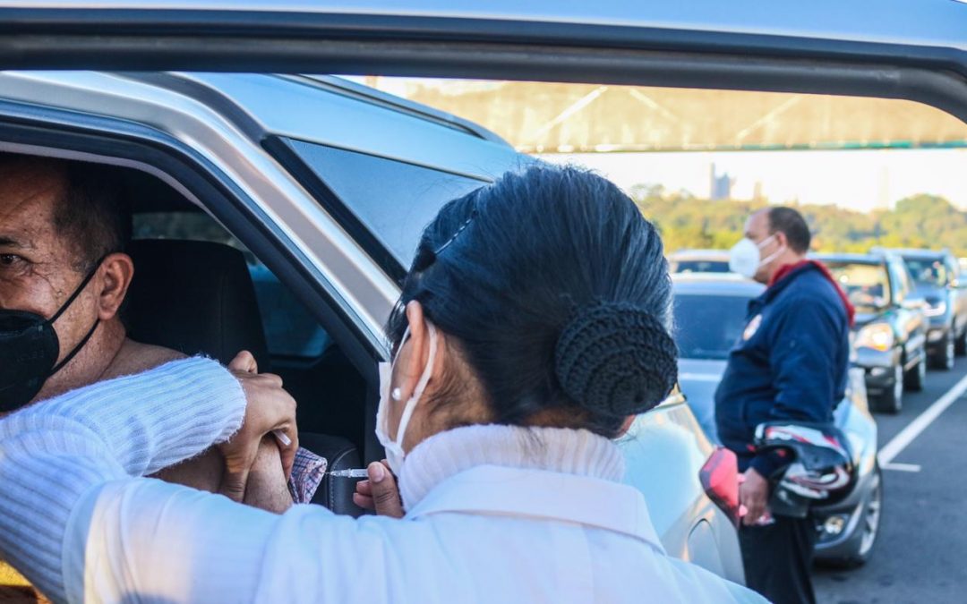 Por quejas ante altas temperaturas, Salud analiza extender horarios en vacunatorios