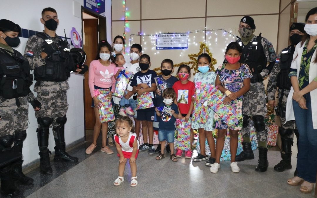 Agentes del Grupo Lince llevaron regalos a pacientes pediátricos en Clínicas