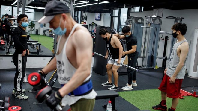 “Se preocupan por contagios en un gym, pero alrededor de la piscina no usan tapabocas”