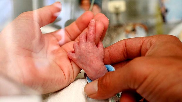 Padres de bebé prematuro en terapia intensiva apelan a la solidaridad
