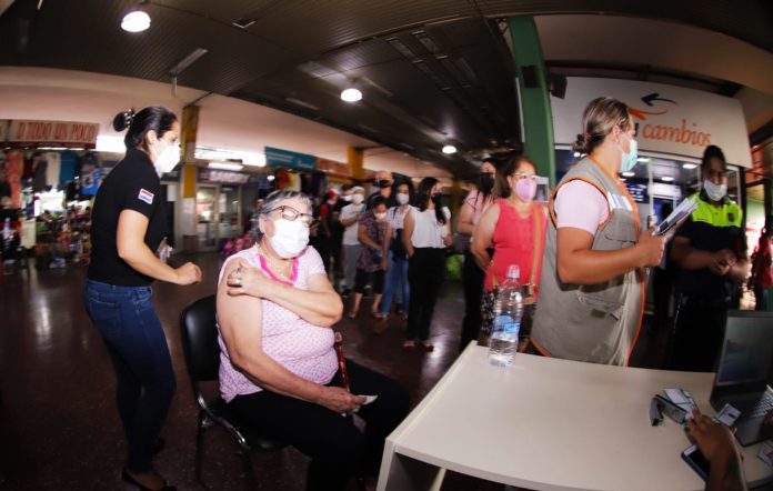 Puestos de vacunación siguen disponibles en comercios, recuerda Salud