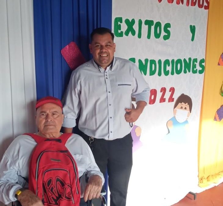 ¡Emotivo! Con muchas ganas de aprender, don Cándido regresó al colegio