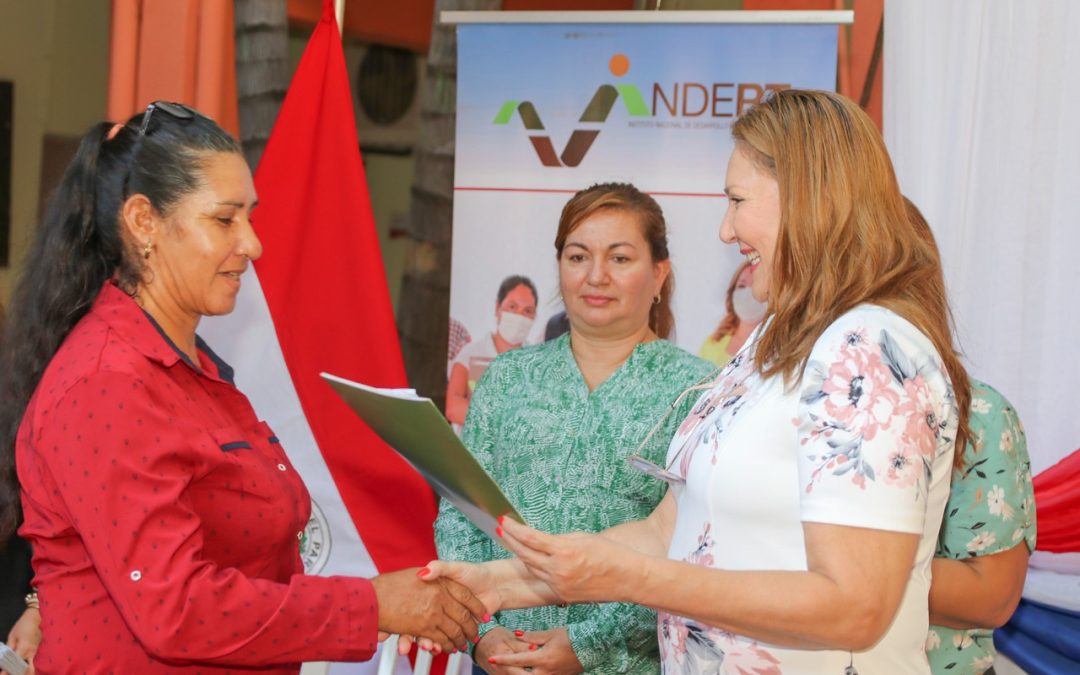 Con entrega de títulos de propiedad, Indert celebró el Día de la Mujer Paraguaya