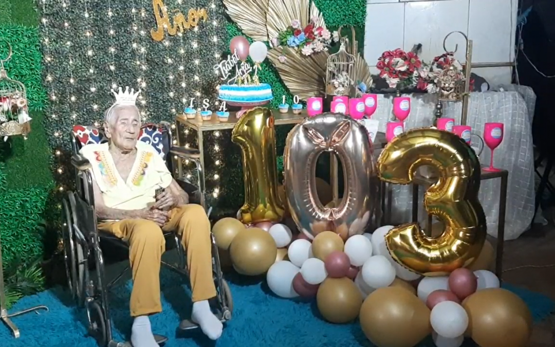 ¡Rodeada de sus familiares, doña Isabel festejó sus 103 años!
