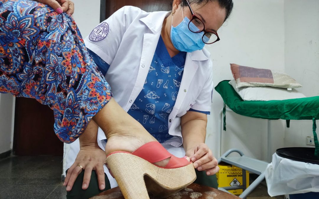 Podóloga de Clínicas recomienda evaluar costo-beneficio del uso de tacones