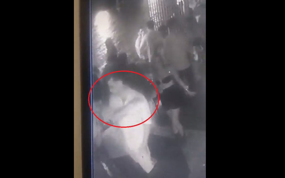 Pedirán orden de detención para el hombre que agredió a una mujer con copa de vidrio