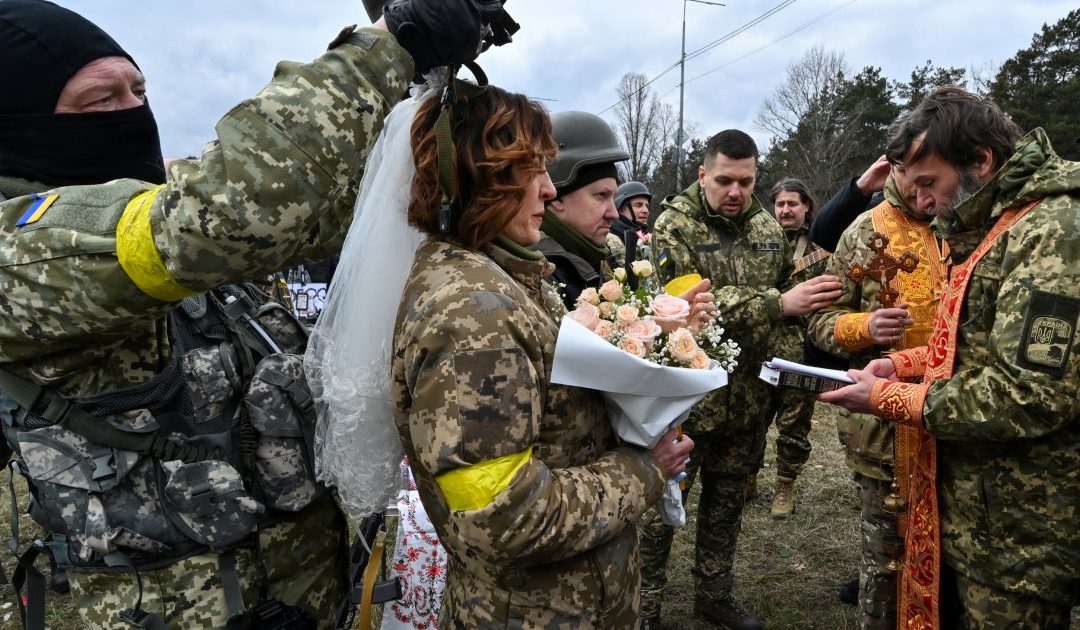 En medio de la defensa territorial de su país, militares ucranianos se casan en Kiev