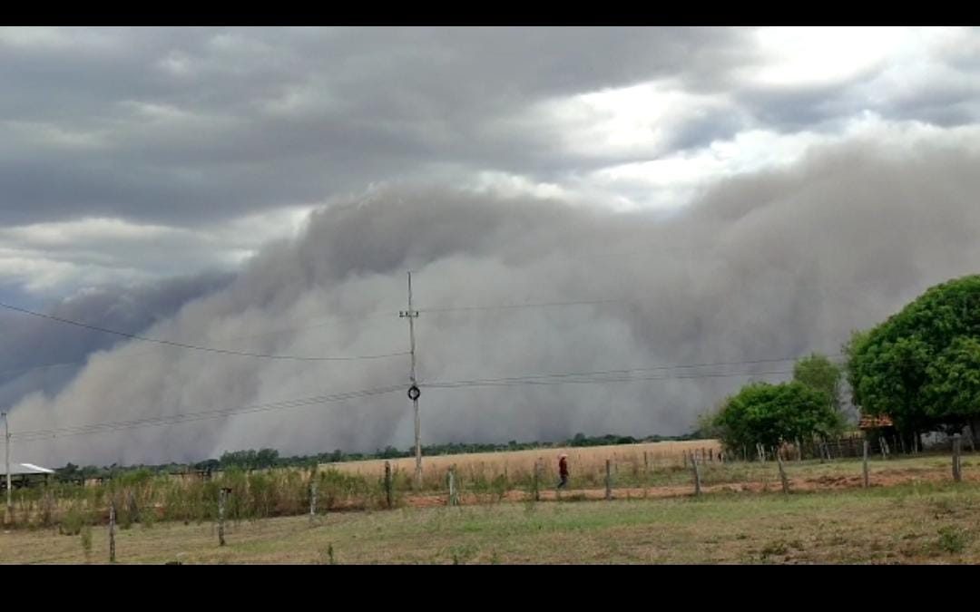 Tormenta de humo y cenizas ingresan al país desde Corrientes