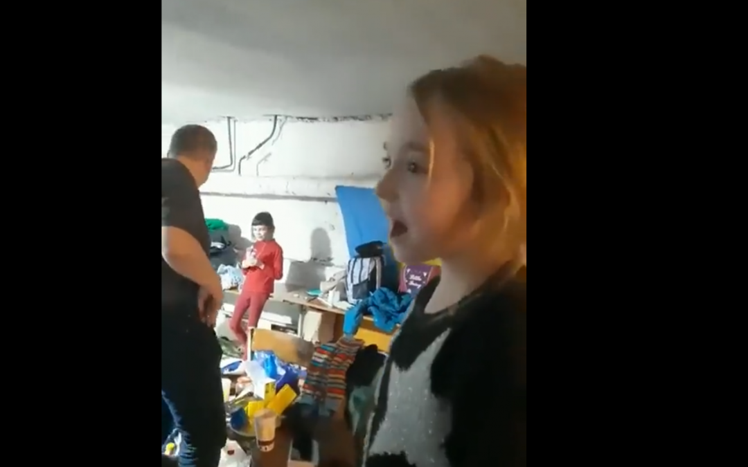 Mientras se refugiaba en un búnker, niña ucraniana cantó “Libre soy”
