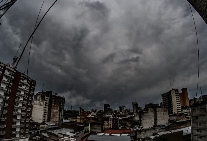 Meteorología alerta sobre posibles tormentas eléctricas con ráfagas de hasta 120 km/h