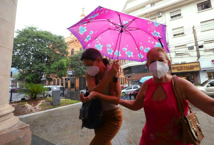 Primer día de otoño con jornada calurosa, chaparrones y tormentas eléctricas