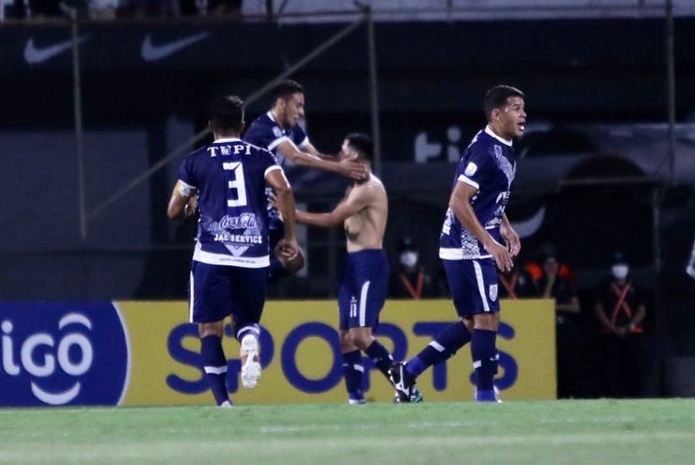 Duro golpe al Decano: Ameliano se llevó la fiesta y el invicto del local