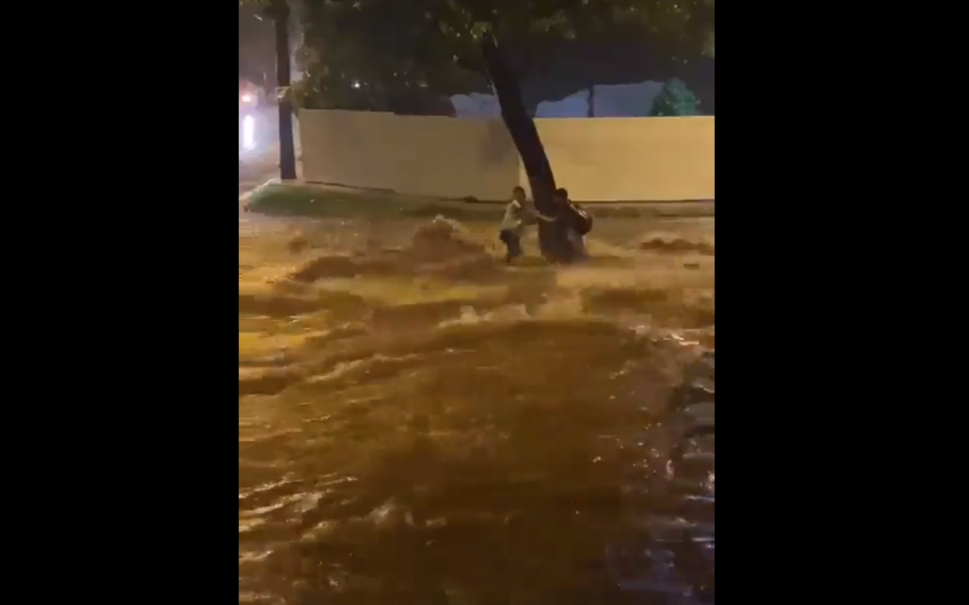 “Vamos a salir de esta”, así animó guardia al niño para salvarlo del raudal