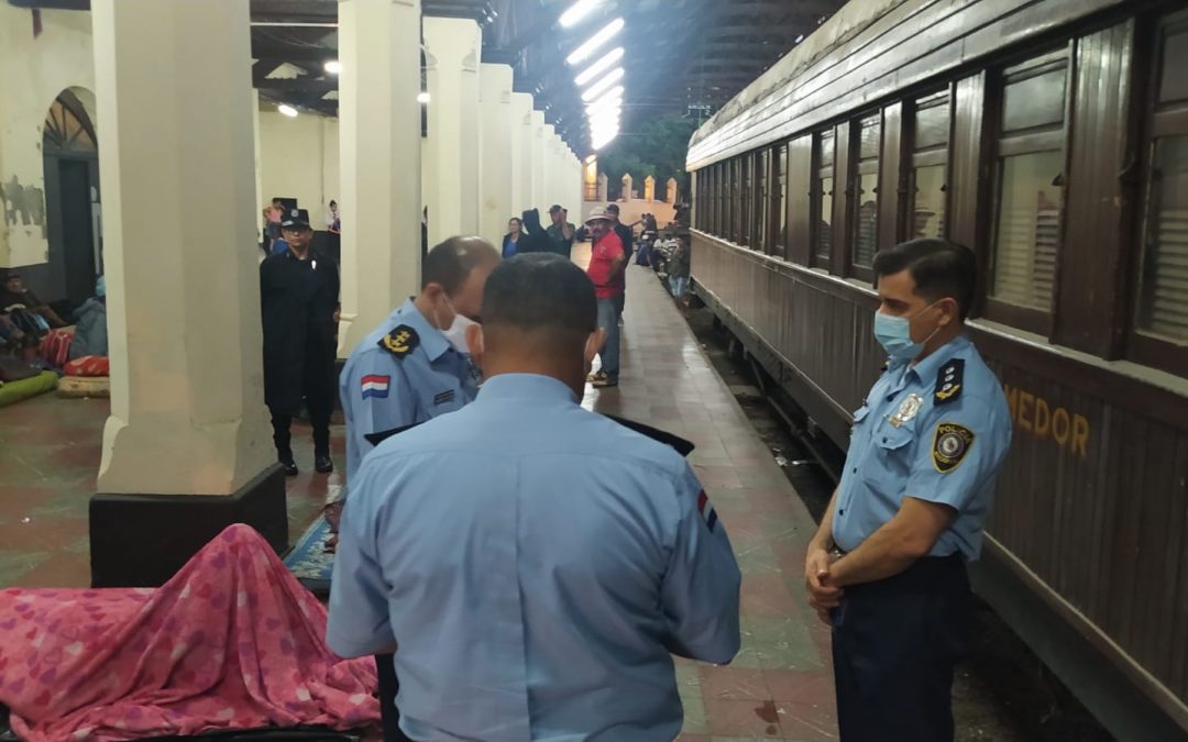 Tras fenómeno climático, campesinos pasaron la noche en la Estación de Ferrocarril
