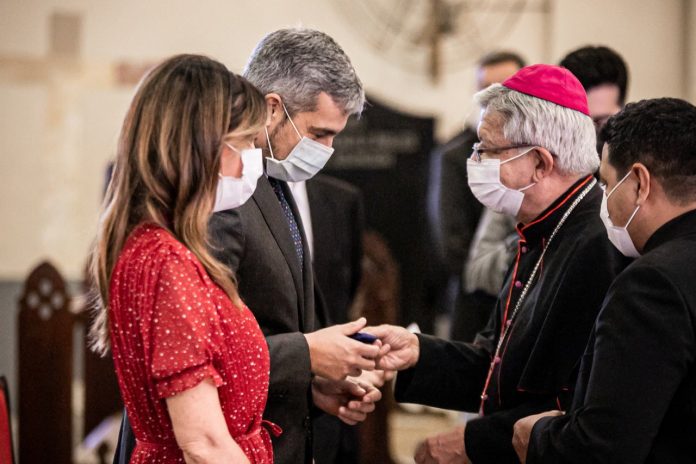 En oposición al conflicto ruso-ucraniano, Abdo participó de misa por la paz