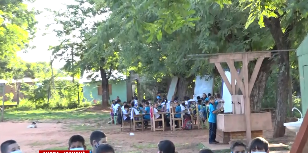 Itauguá: dan clases al aire libre ante peligro de derrumbe de aulas