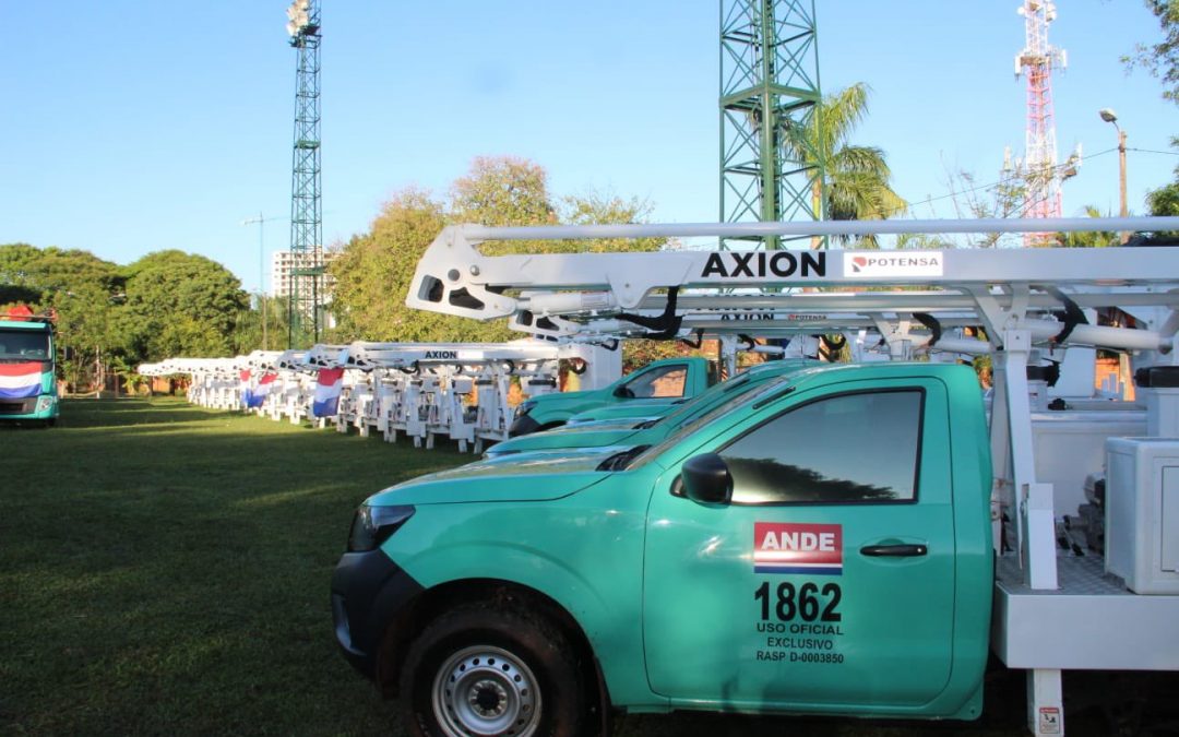 Entregan vehículos y equipos digitales a la ANDE para fortalecer su sistema