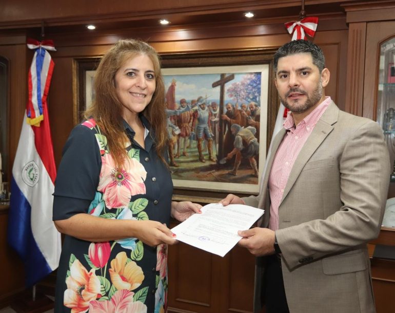 Designan a Tana Schémbori como directora del teatro Ignacio A. Pane