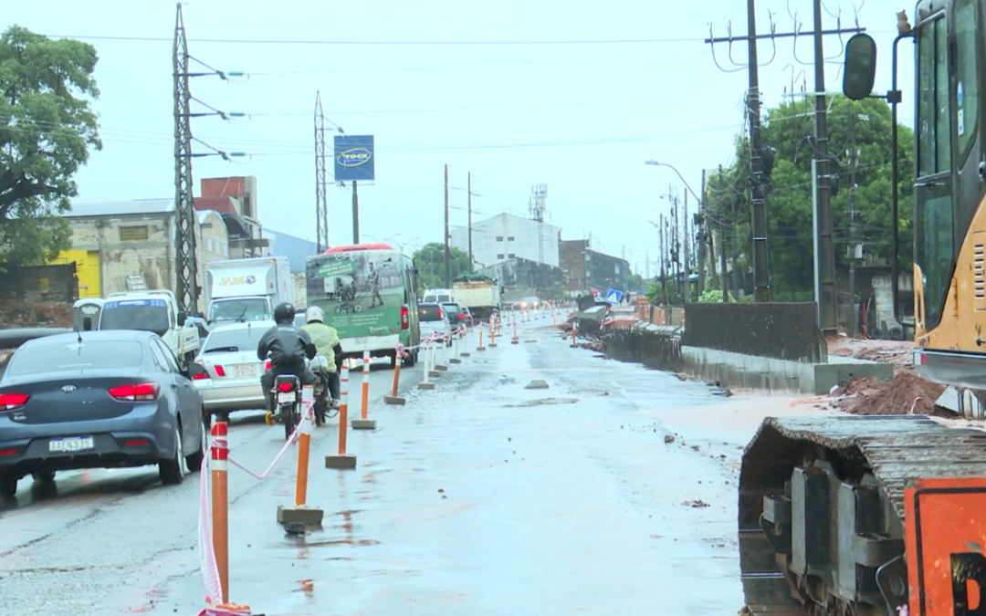 Tres Bocas: ante quejas por raudales, direccionan agua en zona de obras