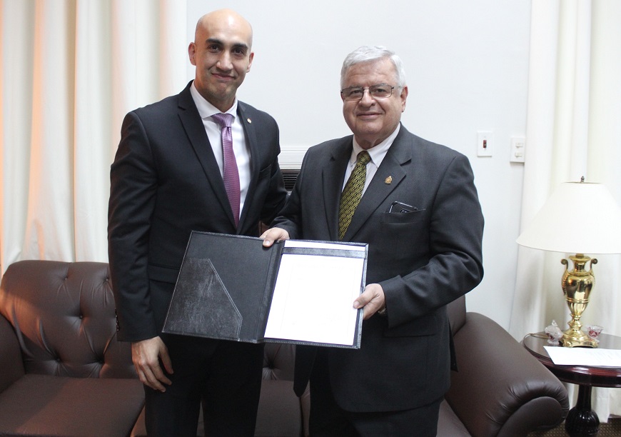 Piden la renuncia del superintendente de Salud, tras cierre de carreras de medicina