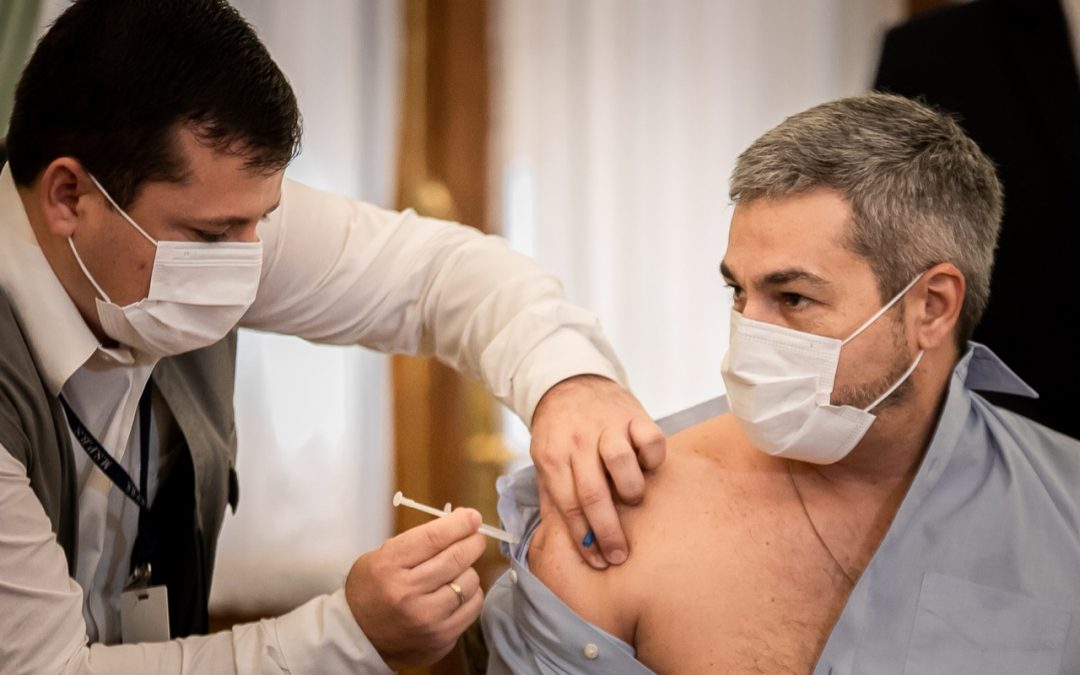 Como parte de la campaña de vacunación 2022, Abdo recibe dosis contra la influenza