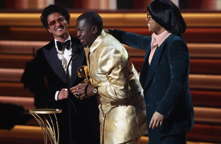 Silk Sonic, Jon Batiste y Olivia Rodrigo, destacados de los Grammy 2022