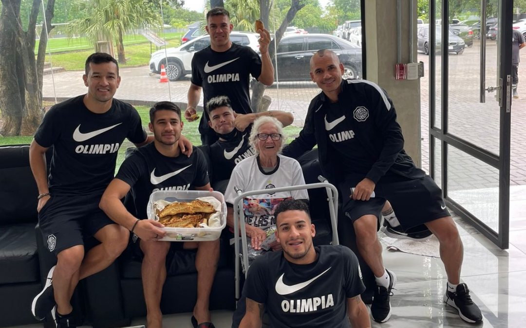 Les regaló chipa antes del clásico: abuelita visitó a jugadores de Olimpia