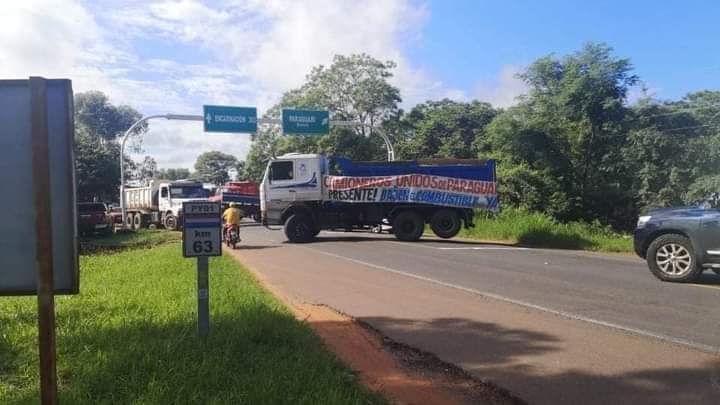 En protesta por suba del precio de combustible, camioneros cierran ruta PY01 en Paraguarí