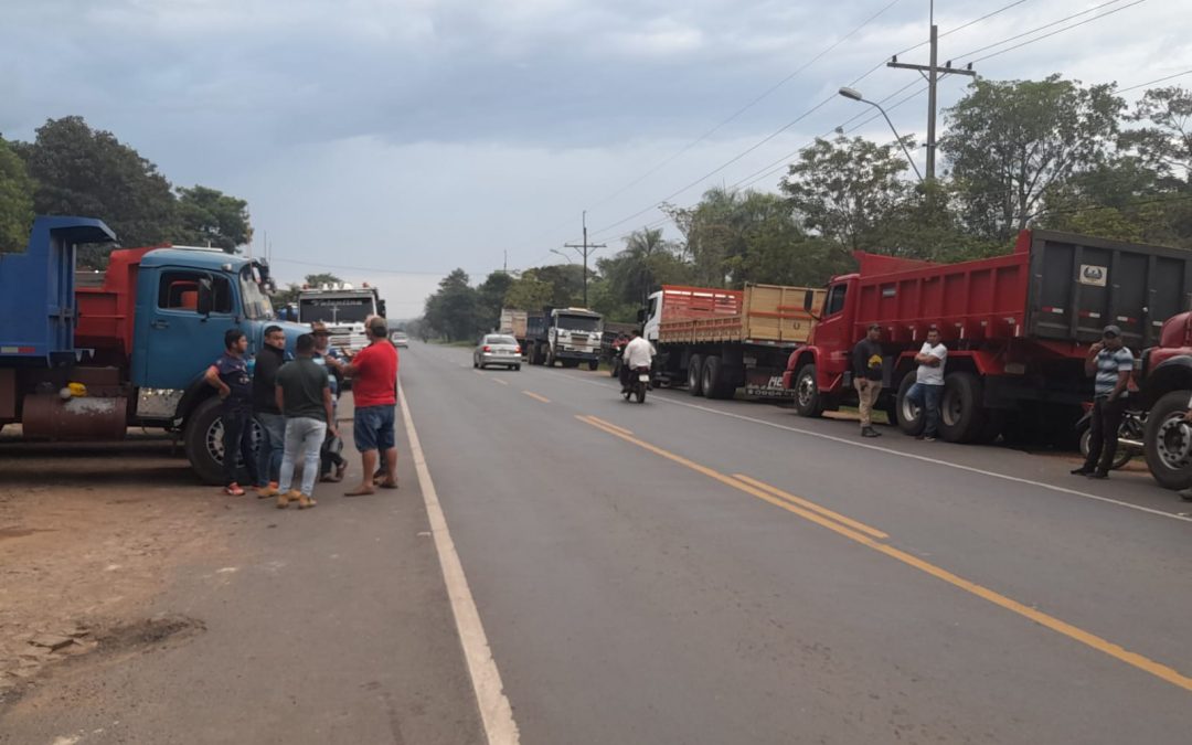 Camioneros paran para exigir que Petropar compre combustible sin intermediarios