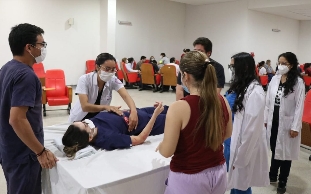 Alumnos de Medicina se ponen en papel de pacientes pediátricos y sus padres