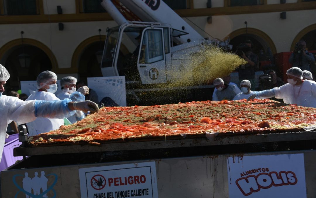 Cocinan la milanesa más grande del mundo en Argentina: 4 metros por 3 y 900 kilogramos