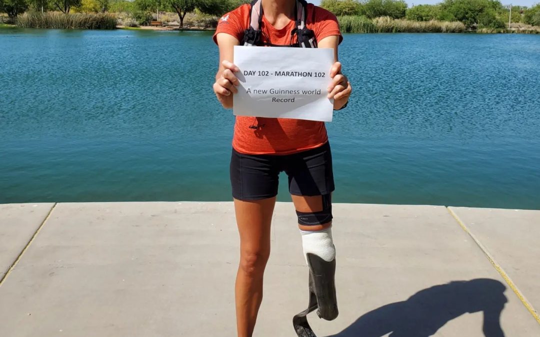 Corrió 104 maratones en 104 días: mujer con prótesis rompe récord