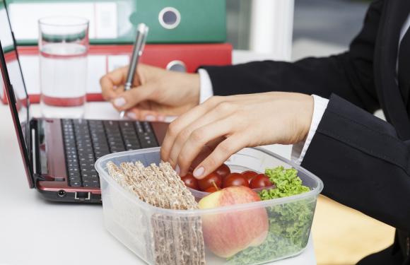 Comer bien en el trabajo: ¿es posible?