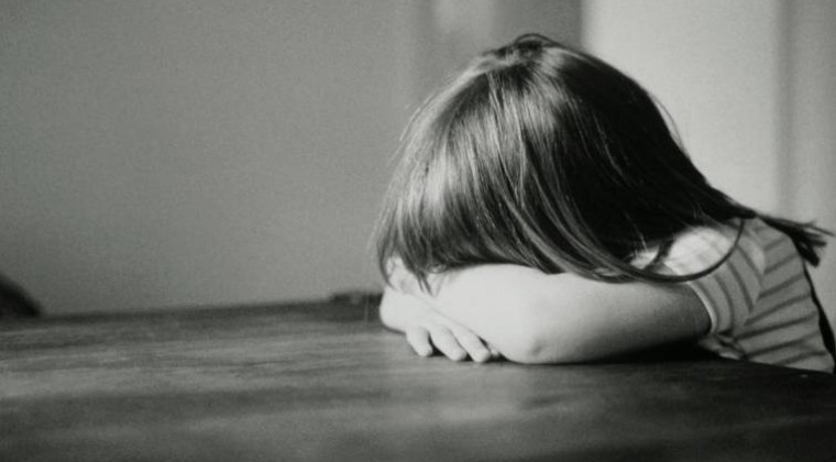 Autopsia revela que niña murió por hemorragia cerebral tras golpiza