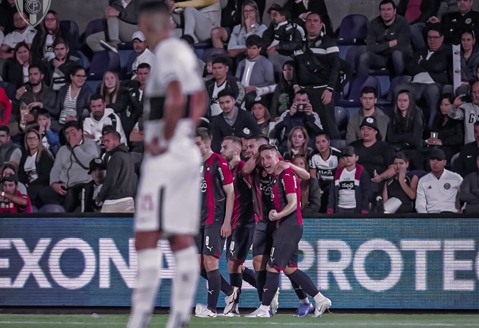 Cerro goleó al Decano y no pierde la esperanza de alcanzar al Guma en la punta