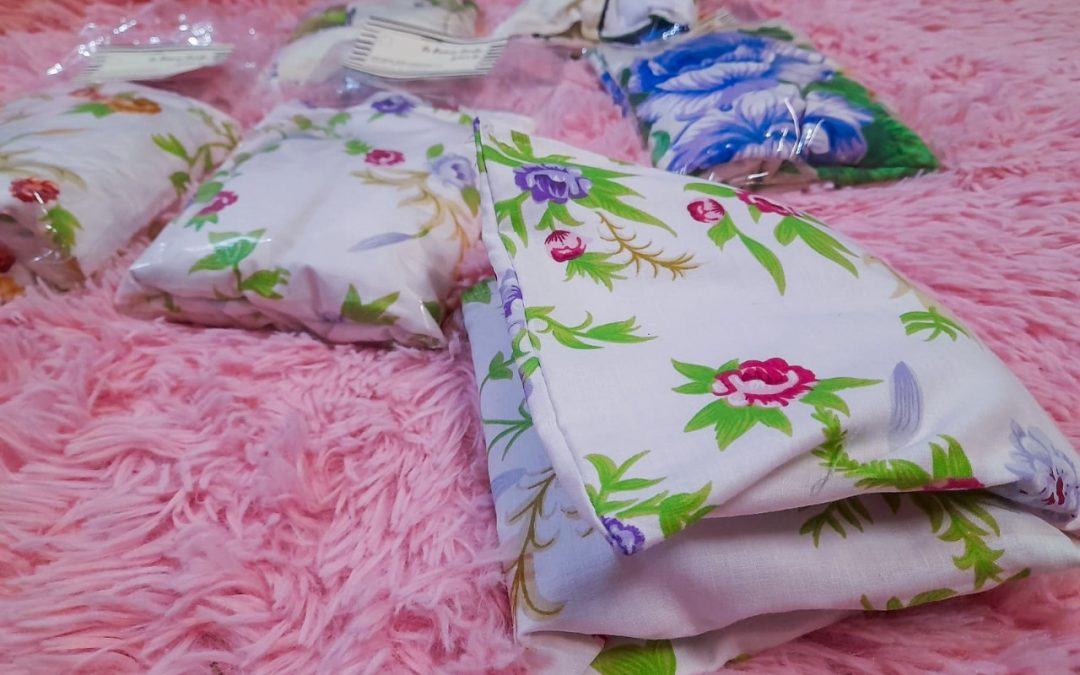 Reclusas crean almohadas terapéuticas de semillas para aliviar dolores