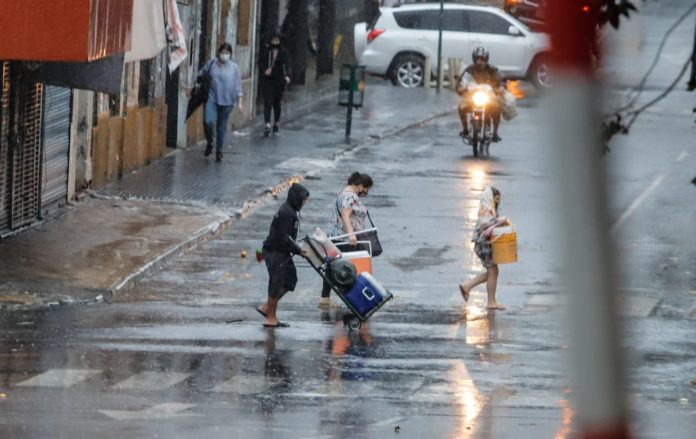 Lunes fresco con lluvias y cielo nublado
