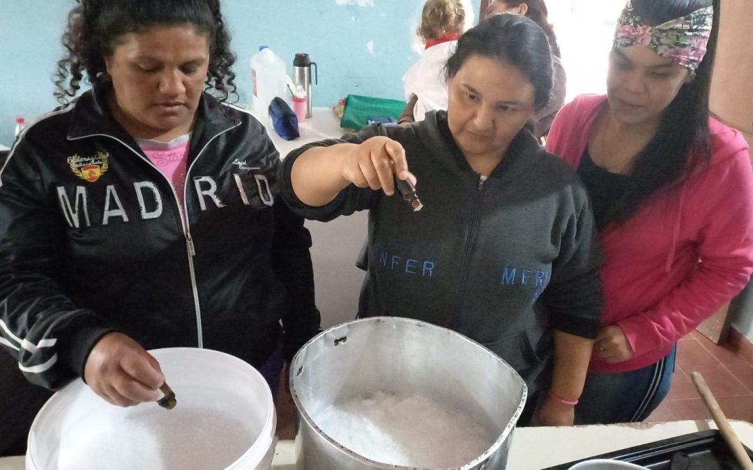 Privadas de libertad elaboran jabones artesanales para barrios vulnerables