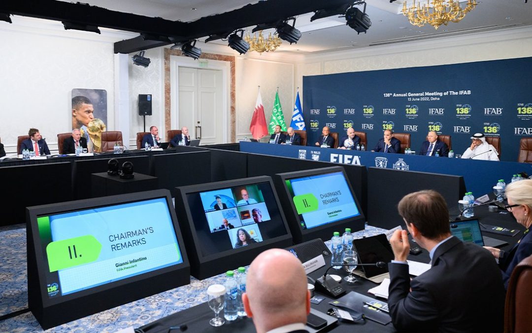 IFAB da luz verde a 5 cambios y 15 suplentes en el fútbol