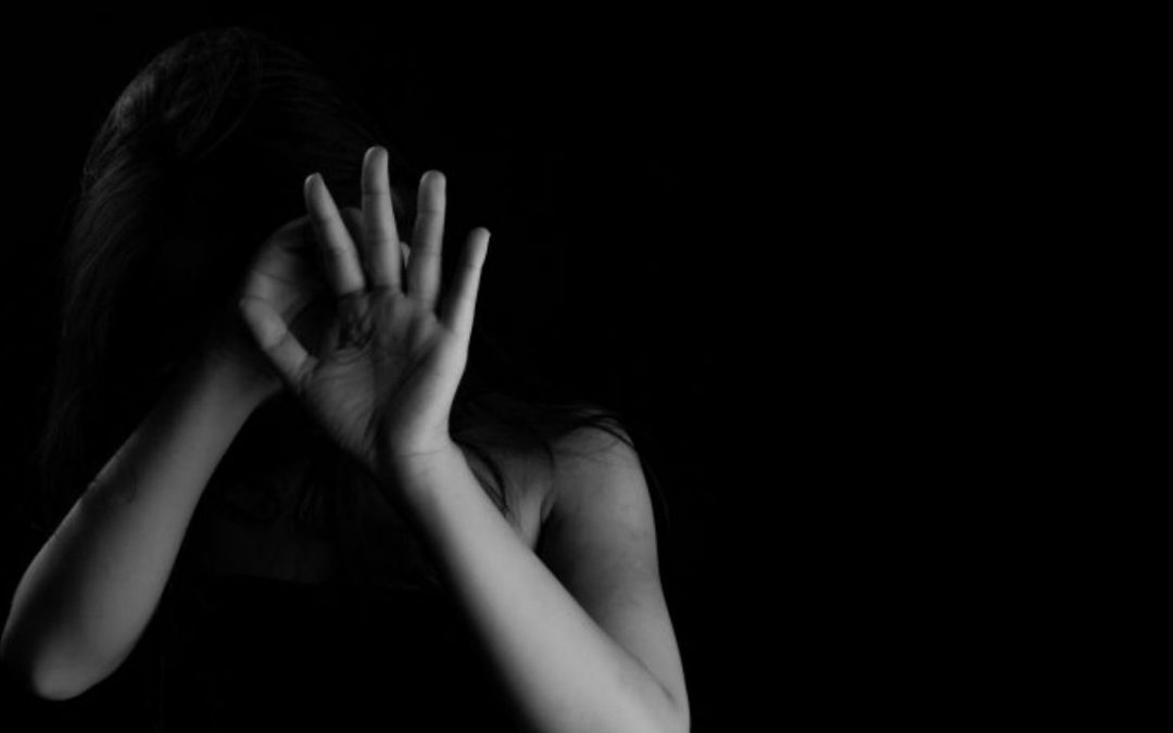 Condenan a 20 años de prisión a padrastro abusador