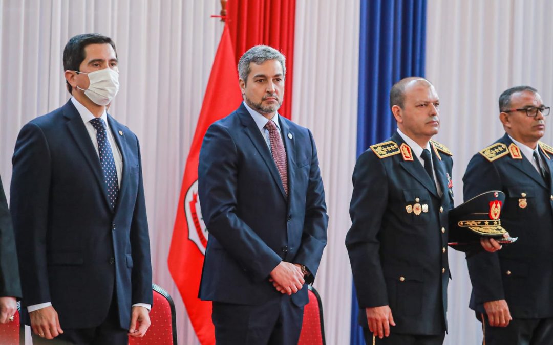 Comandante de la Policía recibe presillas y bastón de mando por parte de Abdo