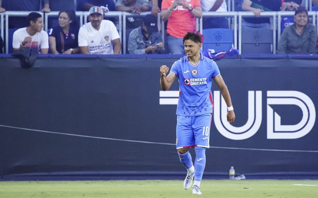 Cruz Azul levanta la Supercopa mexicana con gol de Ángel Romero