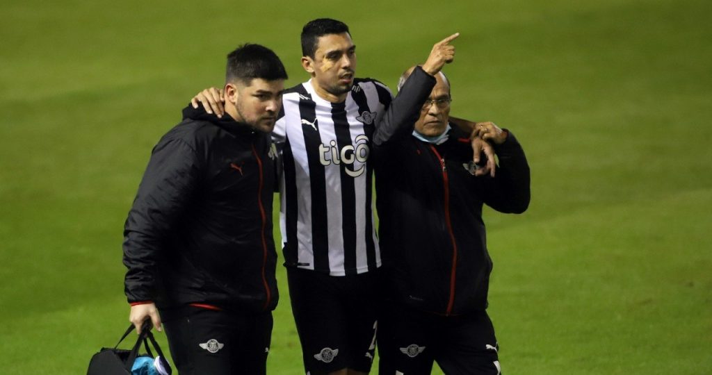 Daniel Bocanegra es operado, tras lesionarse en el partido contra Cerro Porteño