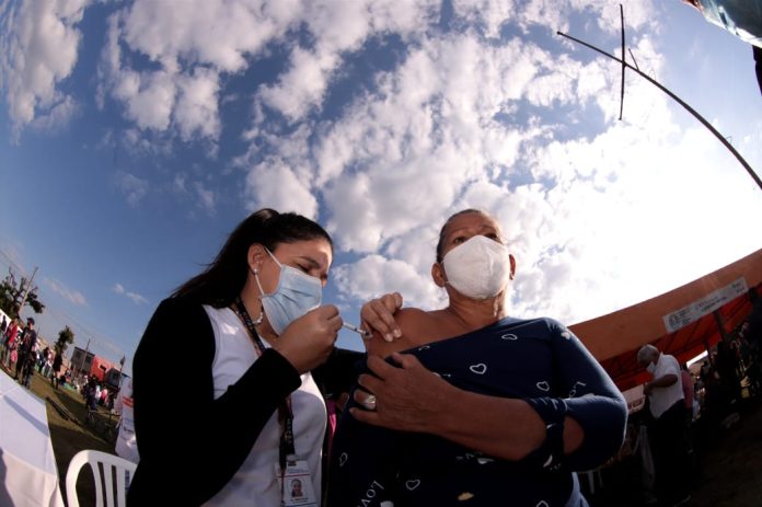 Última semana con más vacunados con dosis de refuerzo anticovid, destaca Salud