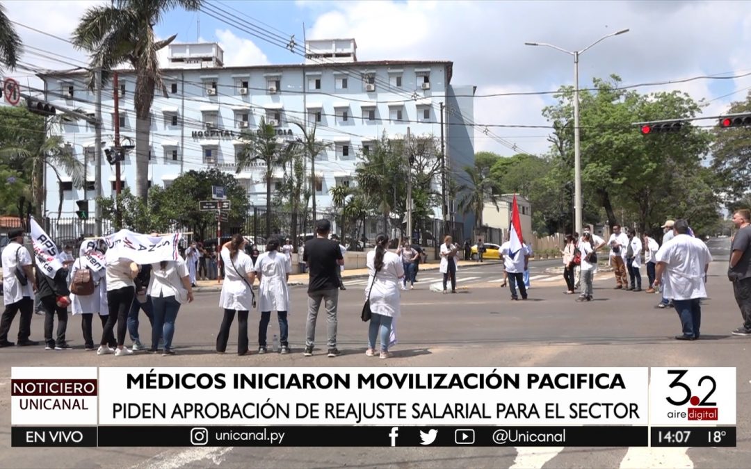Médicos realizan paro por 15 minutos para exigir reajuste salarial